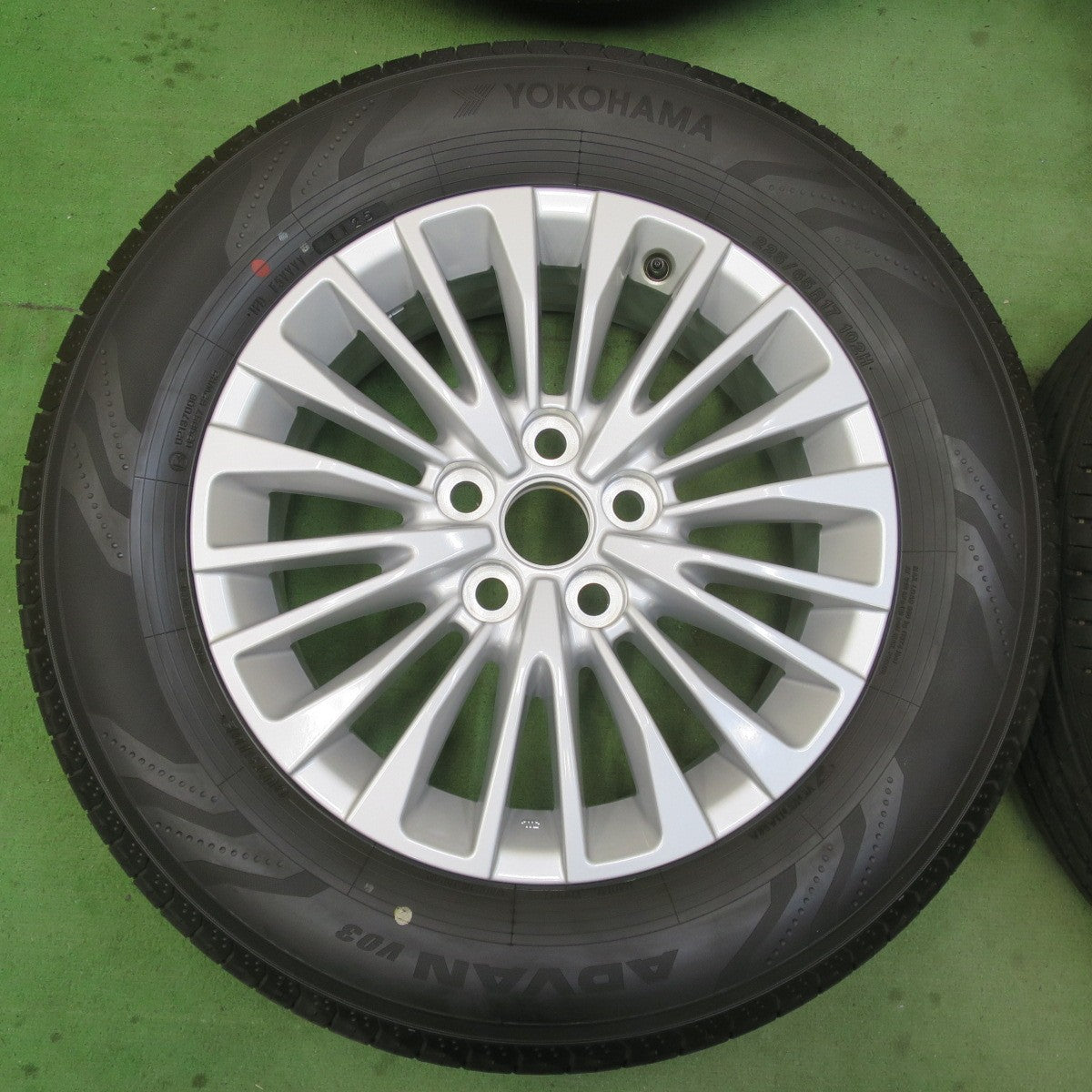 新車外し！25年★トヨタ 40系 アルファード ヴェルファイア 純正 225/65R17 ヨコハマ アドバン V03 17インチ PCD120/5H★6022508イノ