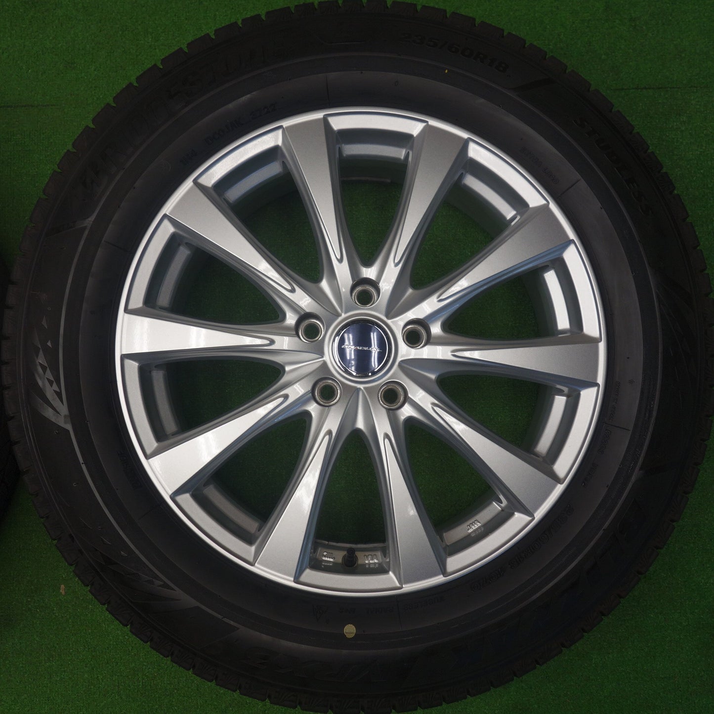 バリ溝！22年！キレイ！9.5分★スタッドレス 235/60R18 ブリヂストン ブリザック VRX3 GRADUAL グラデュアル 18インチ PCD114.3/5H★6042902KTス
