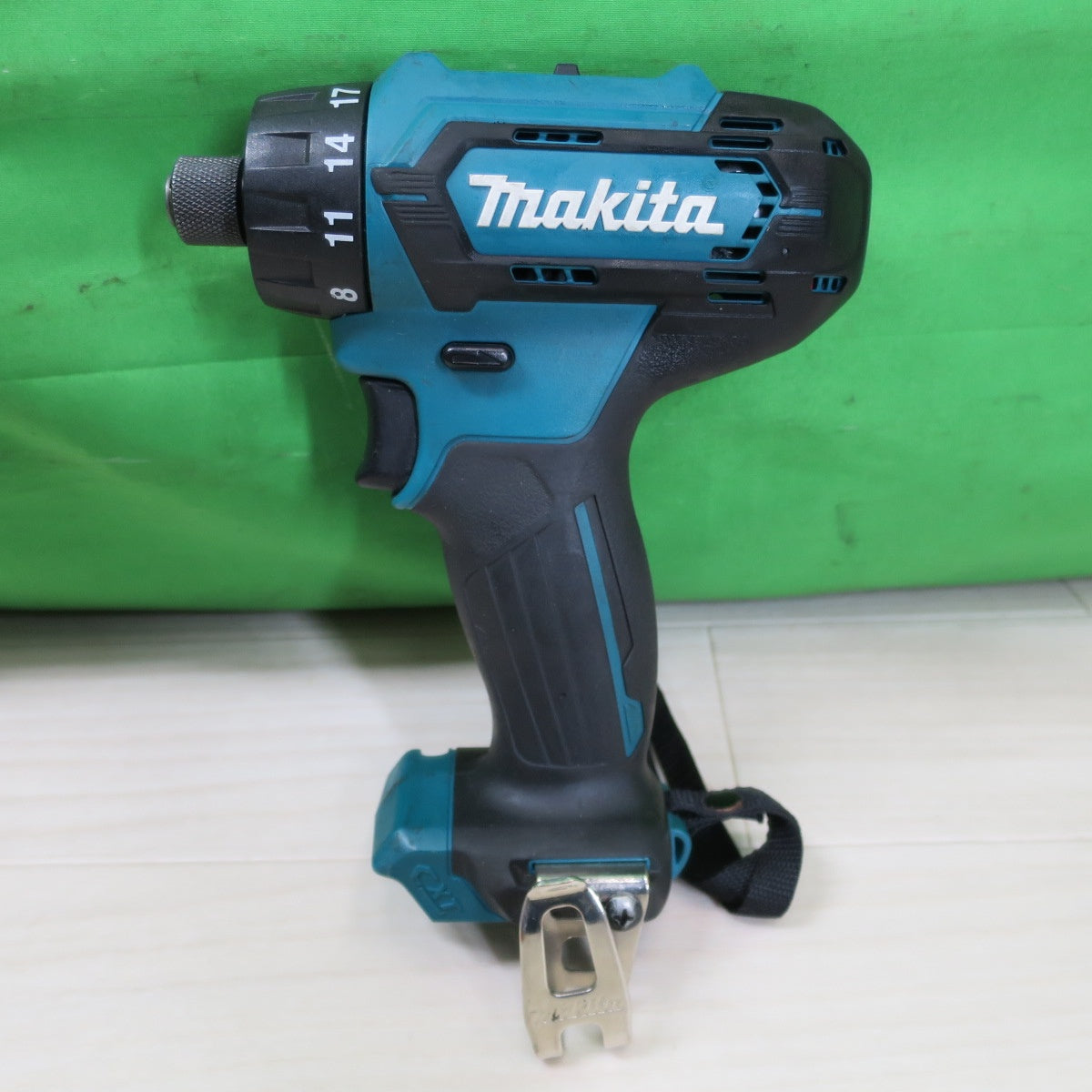 [送料無料] ☆マキタ 充電式 ドライバ ドリル 10.8V DF033D 本体のみ 電動 工具☆
