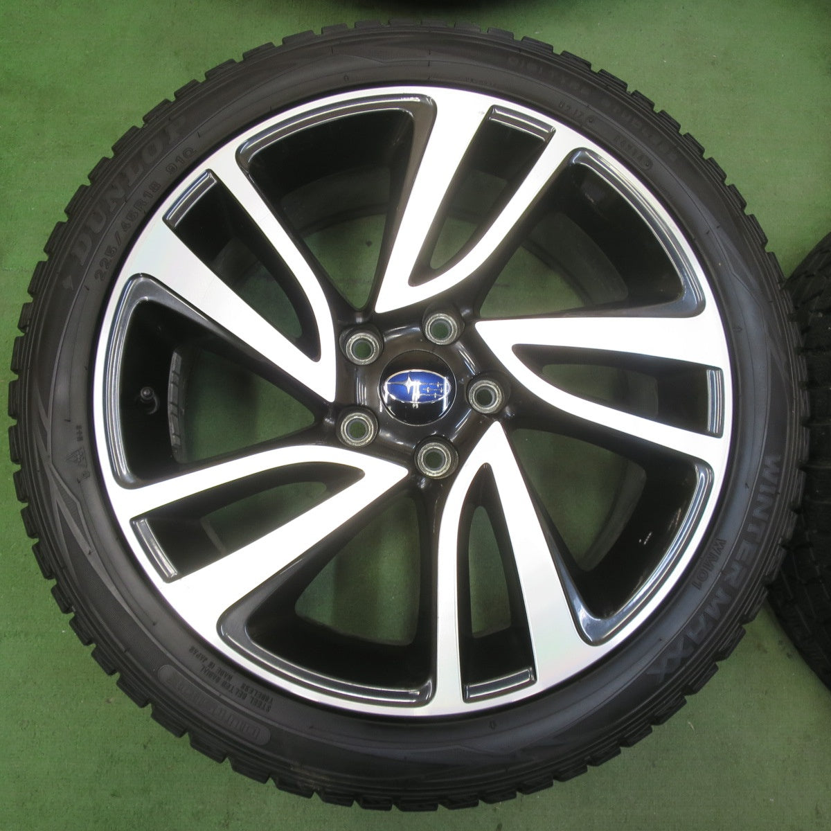 バリ溝！8.5分★スバル レヴォーグ 純正 225/45R18 スタッドレス ダンロップ ウインターマックス WM01 18インチ PCD114.3/5H★5111504イス