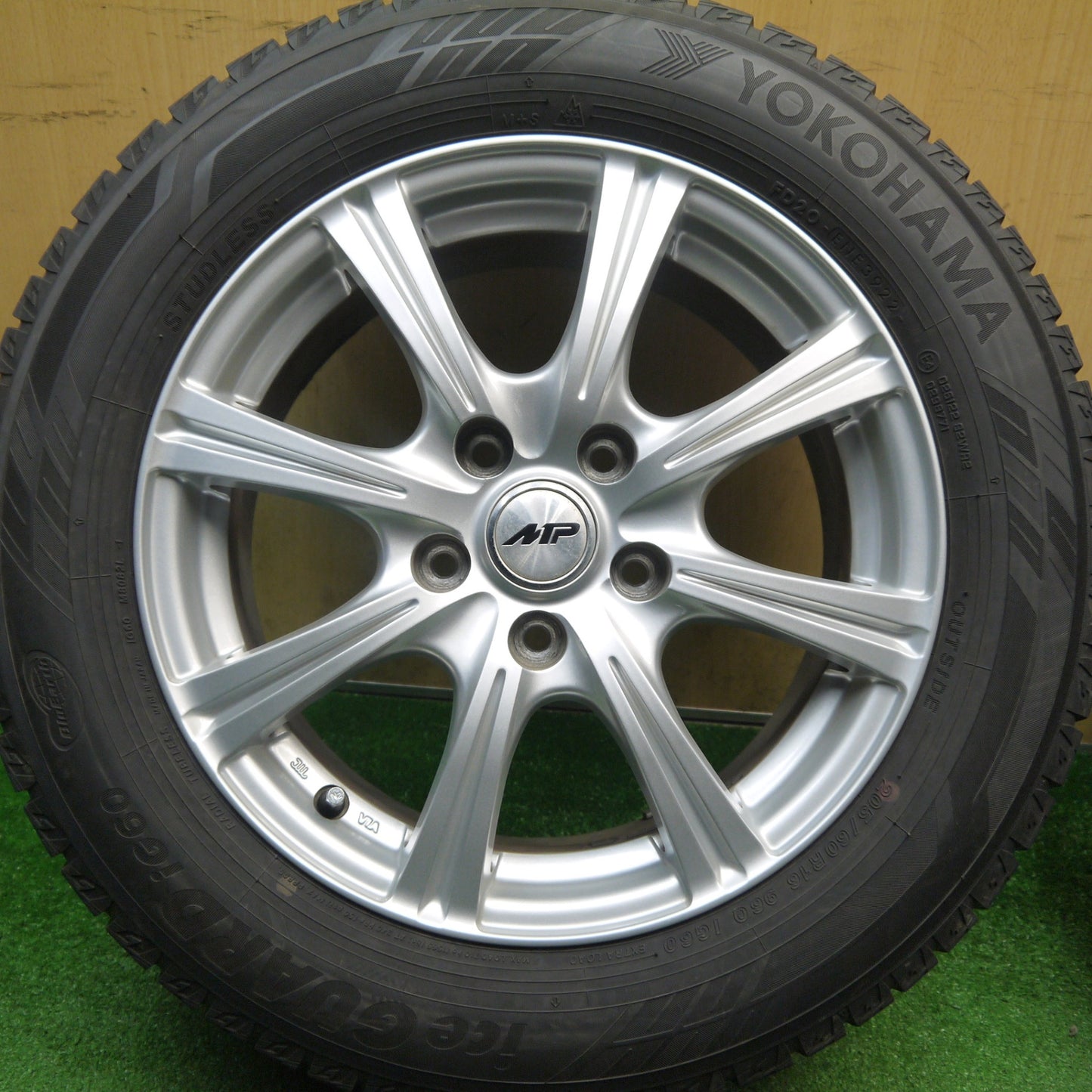 バリ溝！22年！キレイ！9.5分★スタッドレス 205/60R16 ヨコハマ アイスガード iG60 MP-04 16インチ PCD114.3/5H★5121707Hス