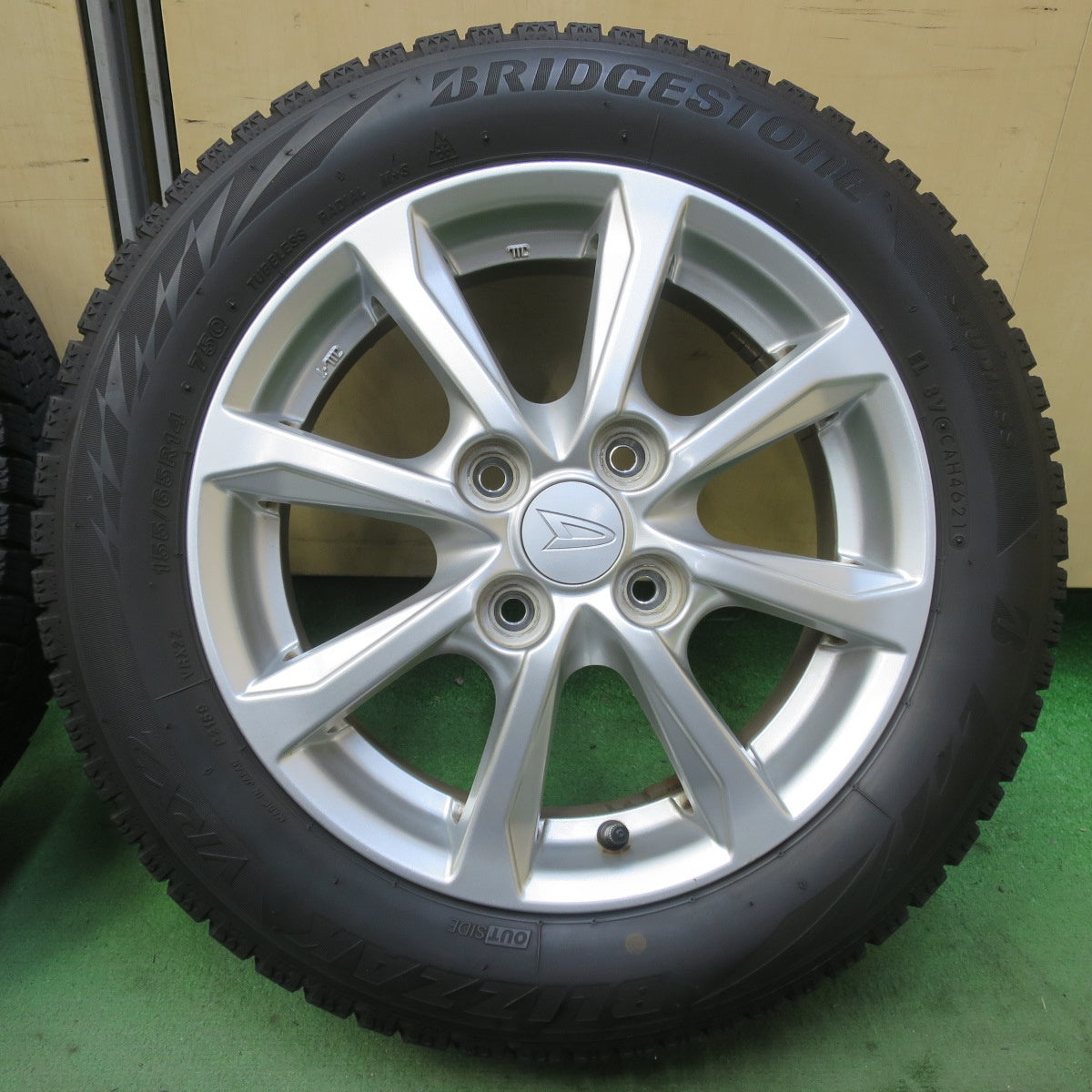 4本価格◎ダイハツ タント ムーヴ 等 純正 155/65R14 スタッドレス ブリヂストン ブリザック VRX2 14インチ PCD100/4H◎6081602イス