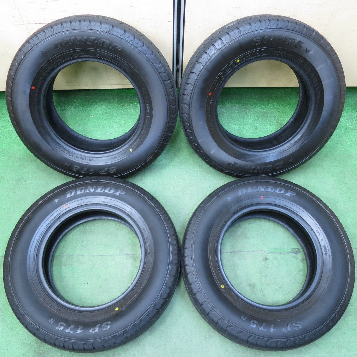 新車外し！25年★195/80R15 107/105S ダンロップ SP175N タイヤ 15インチ ハイエース キャラバン 等★5042904イノタ