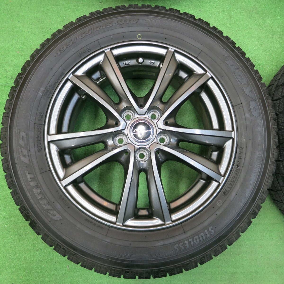 *送料無料* バリ溝！キレイ！9.5分★プリウス等 195/65R15 スタッドレス トーヨー ガリット G5 NIRVANA NV ニルバーナ PCD100/5H★4032708イス