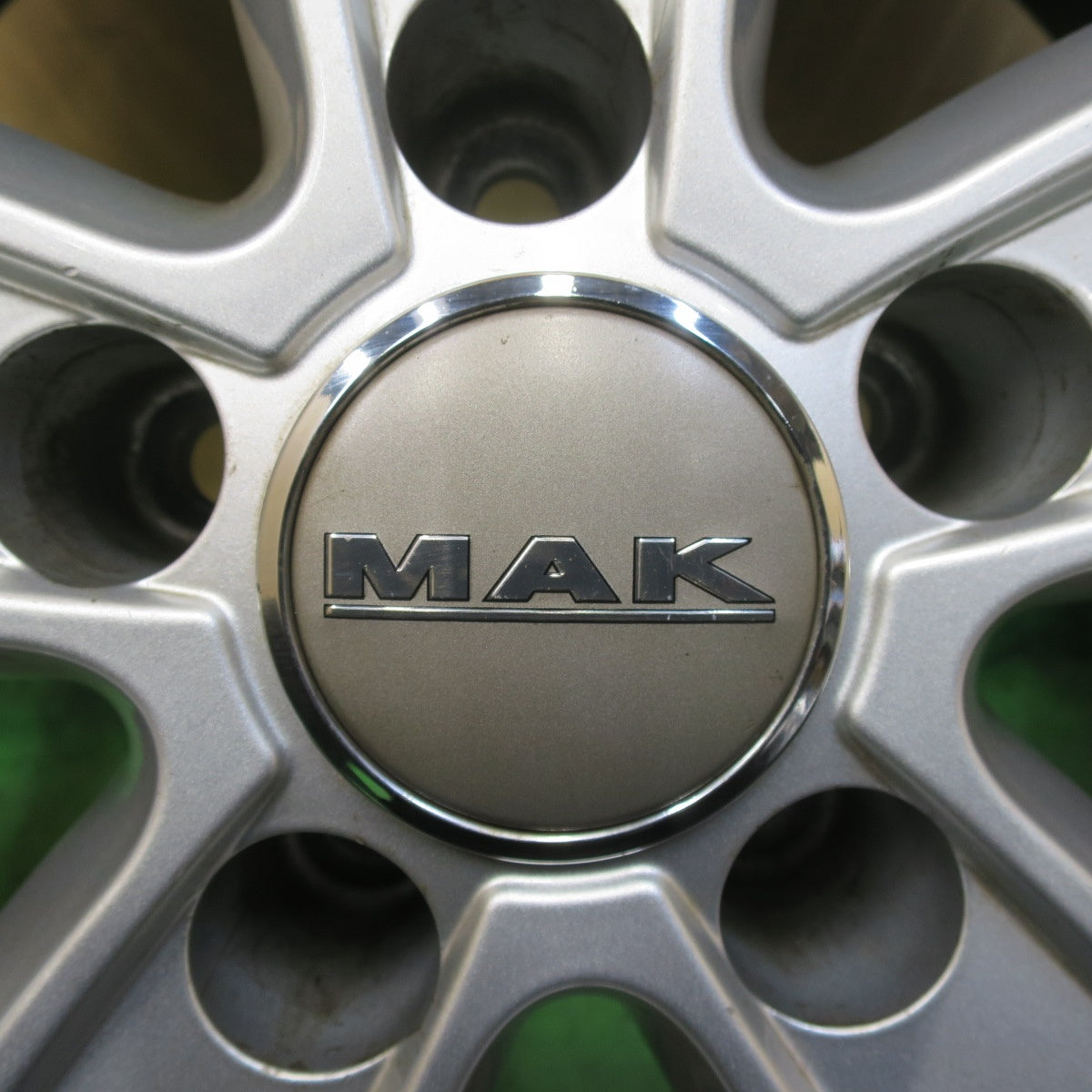 バリ溝！9.5分★アウディ 等 MAK STADT 245/45R18 スタッドレス ブリヂストン ブリザック VRX2 シュタッド 18インチ PCD112/5H★5042403イス
