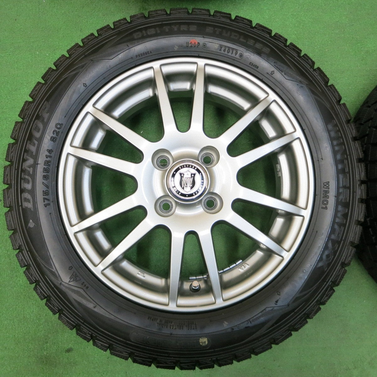 *送料無料* 超バリ溝！キレイ！ほぼ10分★スタッドレス 175/65R14 ダンロップ ウインターマックス WM01 NIRVANA NV ニルバーナ ニルヴァーナ PCD100/4H★4052007イス