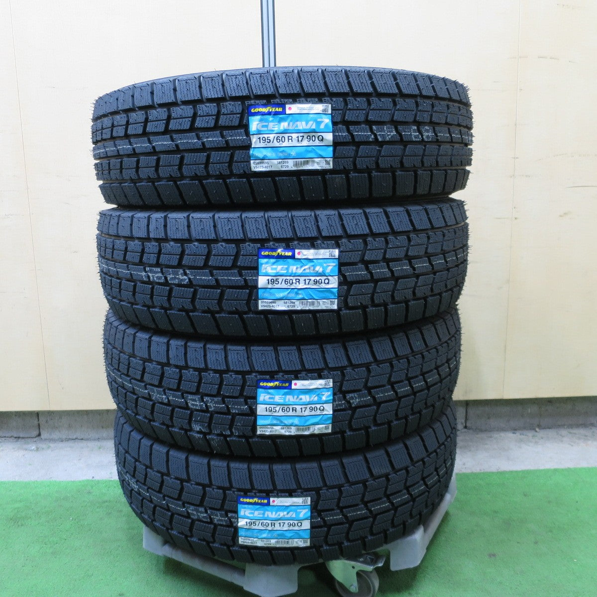 未使用！25年★スタッドレス 195/60R17 グッドイヤー アイスナビ7 タイヤ 17インチ 60系 プリウス ライズ ロッキー 等★6041301NGスタ