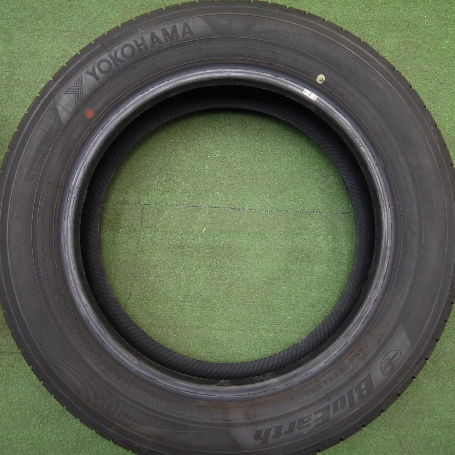 バリ溝！23年！9分★185/60R15 ヨコハマ ブルーアース AE01F タイヤ 15インチ アクア シエンタ ヤリス フィット 等★6022411Hノタ