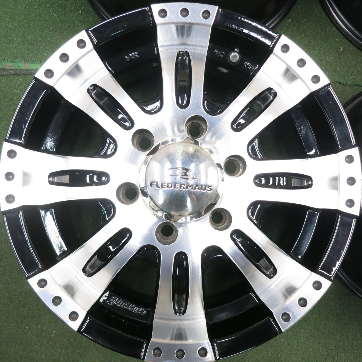 送料無料* キレイ☆ハイエース等 FLEDERMAUS CUERVO8 ホイール 16