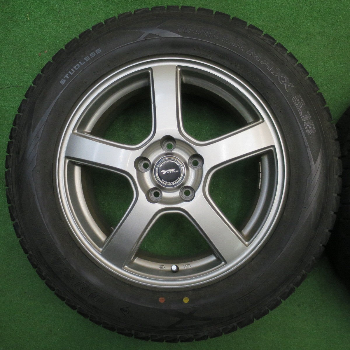 バリ溝！9.5分★スタッドレス 225/65R17 ダンロップ ウインターマックス SJ8 TOPRUN トップラン 17インチ PCD114.3/5H★5122402NJス