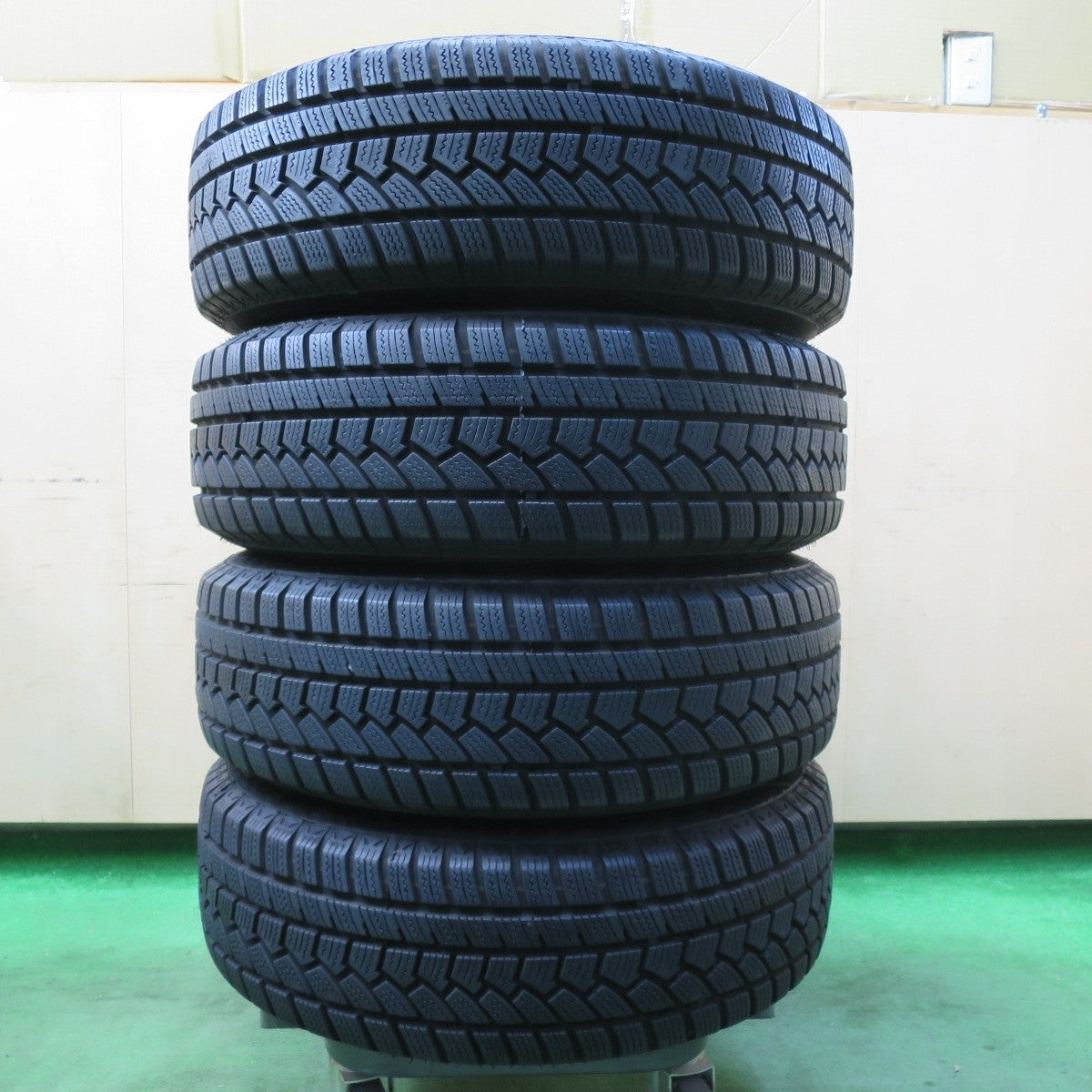 バリ溝！21年！キレイ！9.5分以上★スタッドレス 195/65R15 ハイフライ Win-turi 212 Verthandi ヴェルサンディ ヴェルザンディ 15インチ PCD114.3/5H★5021418イス