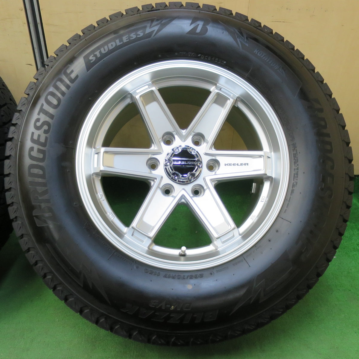 [送料無料] 超バリ溝！23年！キレイ！ほぼ10分★スタッドレス KEELER 265/70R17 ブリヂストン ブリザック DM-V3 キーラー 17インチ PCD139.7/6H★4110509イス
