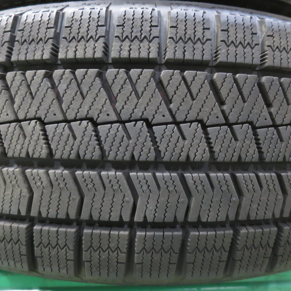 バリ溝！23年！キレイ！9.5分以上◎スタッドレス 225/60R17 ブリヂストン ブリザック VRX2 BALMINUM バルミナ 17インチ PCD114.3/5H◎6061205イス
