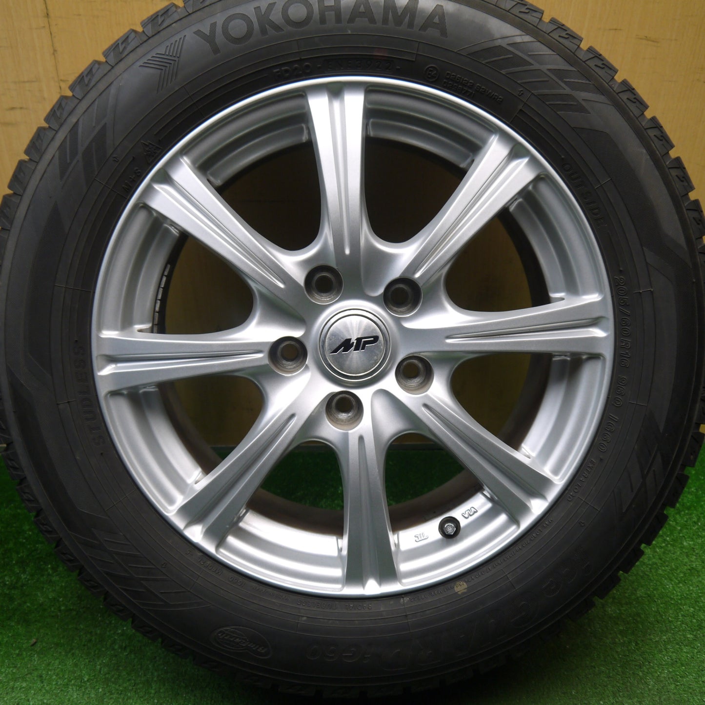 バリ溝！22年！キレイ！9.5分★スタッドレス 205/60R16 ヨコハマ アイスガード iG60 MP-04 16インチ PCD114.3/5H★5121707Hス