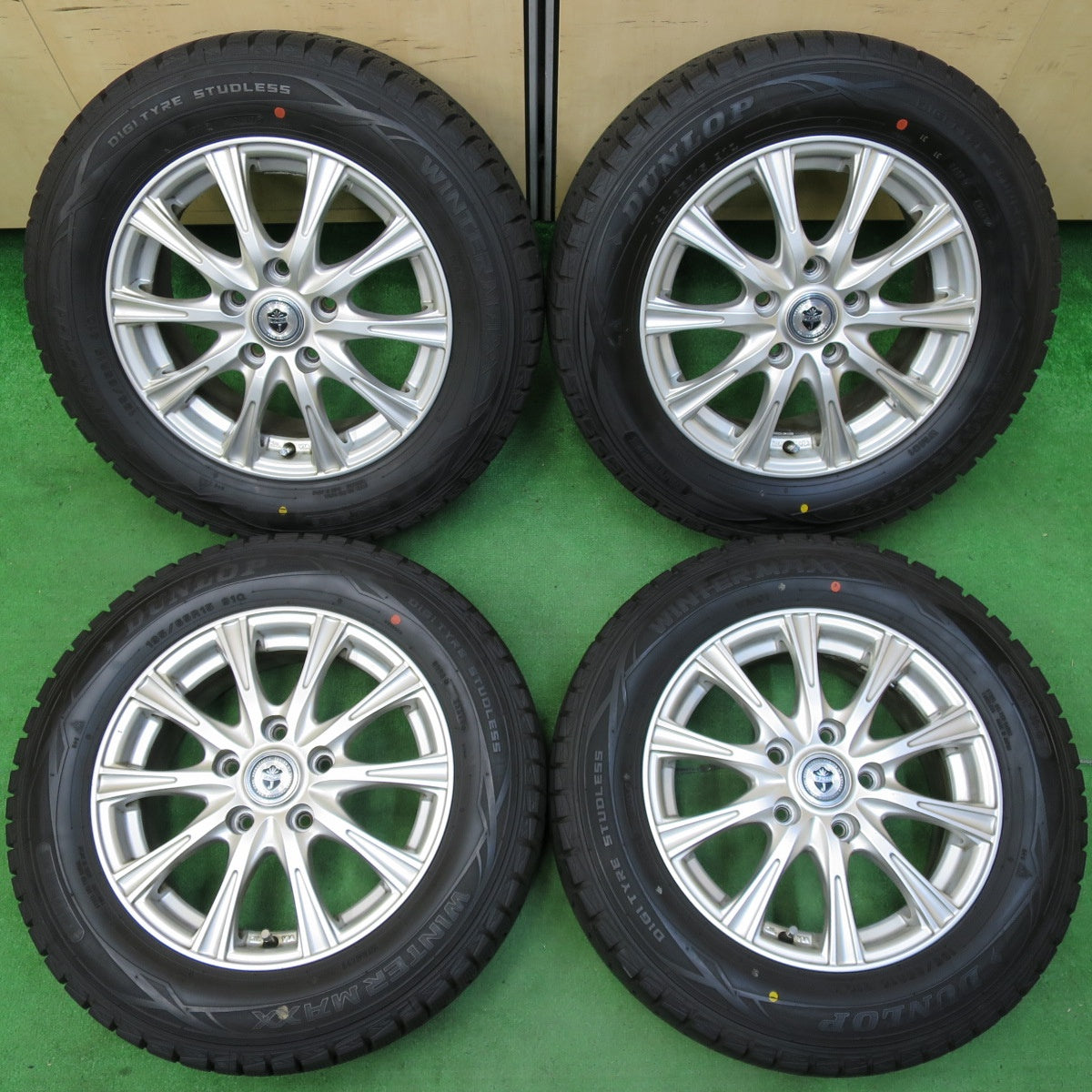 *送料無料* バリ溝！9.5分以上★スタッドレス 195/65R15 ダンロップ ウインターマックス WM01 JOKER ジョーカー 15インチ PCD114.3/5H★4061104イス