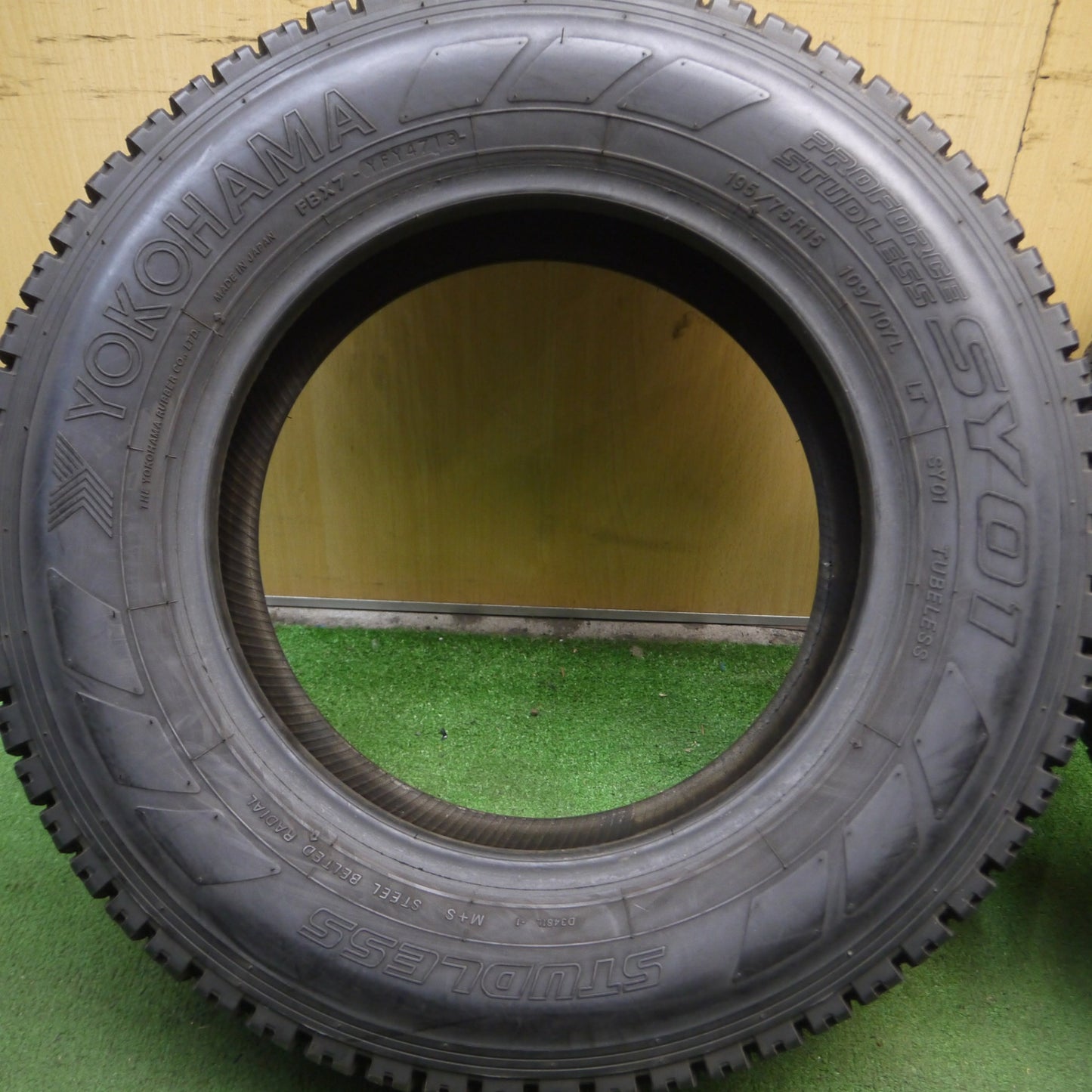 *送料無料* バリ溝！8.5分★小型 トラック バン タイヤ 195/75R15 109/107L スタッドレス ヨコハマ SY01 15インチ★4040209Hスタ