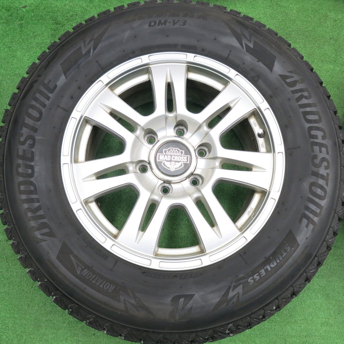 [送料無料] バリ溝！22年！9分★スタッドレス 265/65R17 ブリヂストン ブリザック DM-V3 MAD CROSS XD-7 マッドクロス PCD139.7/6H★4103101HAス