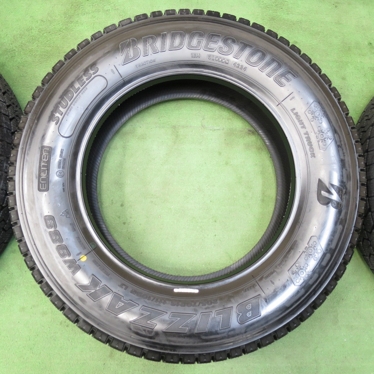 [送料無料] 未使用！24年★トラック タイヤ 205/70R16 111/109N スタッドレス ブリヂストン ブリザック W989 16インチ★5022804イスタ