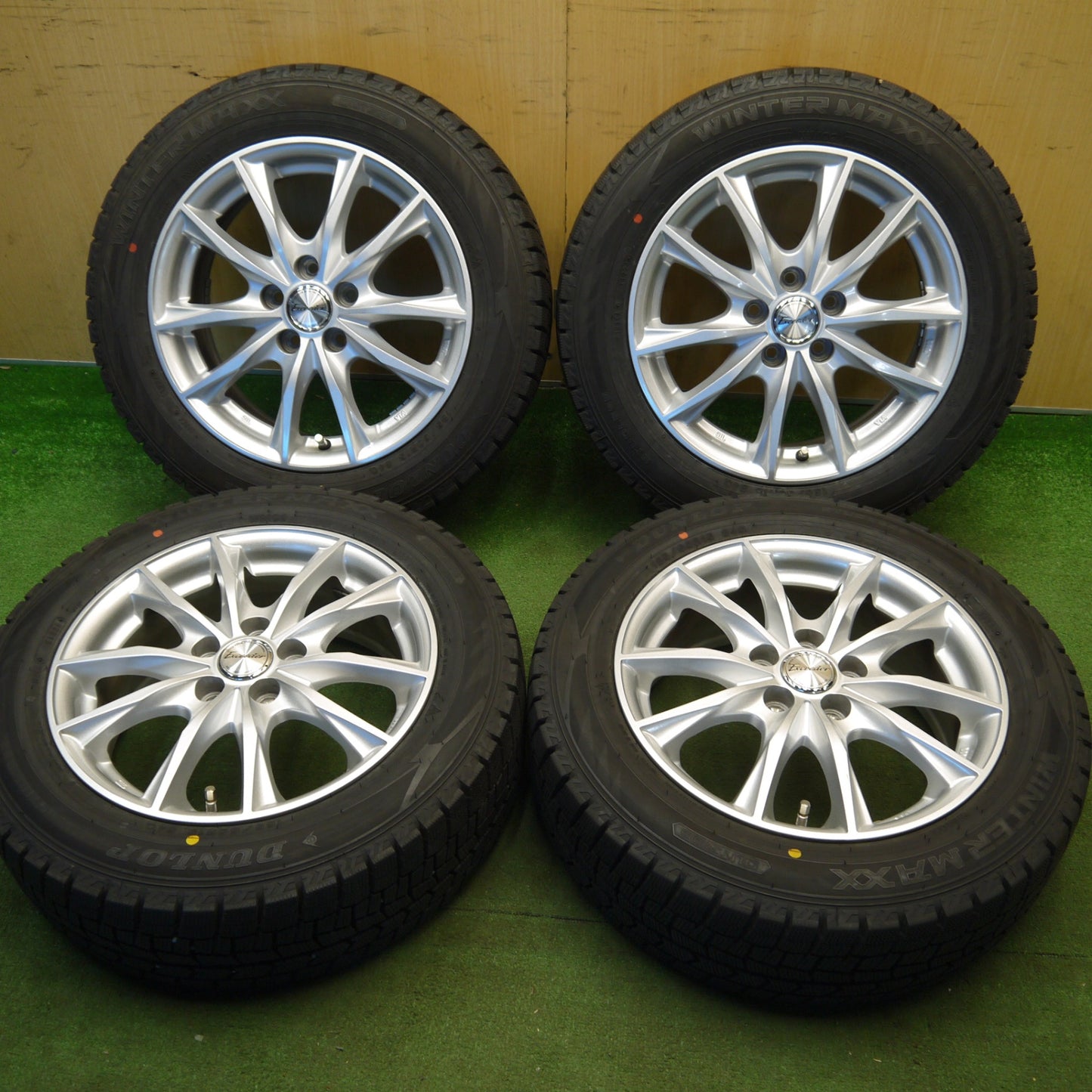 バリ溝！24年！キレイ！ほぼ10分★シエンタ 等 185/60R15 スタッドレス ダンロップ ウインターマックス WM02 Exceeder エクシーダー 15インチ PCD100/5H★6032306Hス