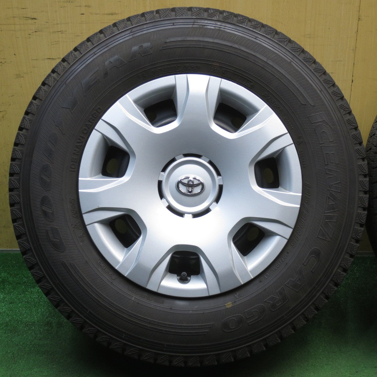 バリ溝！22年！キレイ！9.5分◎トヨタ 200系 ハイエース 純正 スチール 195/80R15 107/105L スタッドレス グッドイヤー アイスナビ CARGO カーゴ 15インチ PCD139.7/6H◎6101207NJス