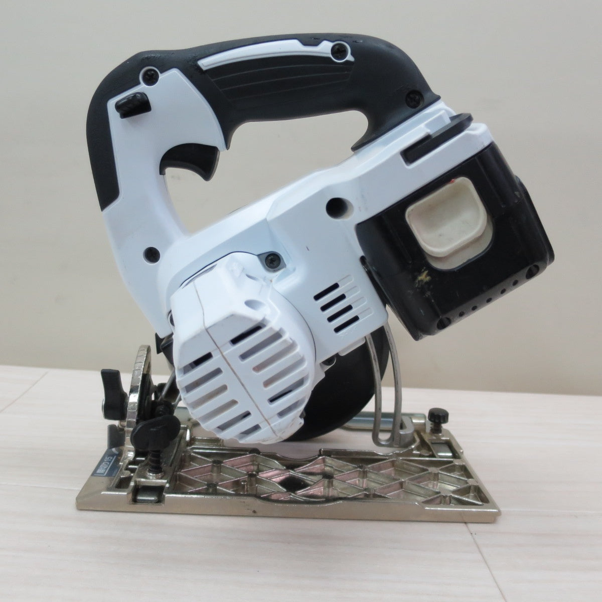 [送料無料] ☆マキタ 125mm 充電式 マルノコ HS470D 電動 工具 切断機 makita 14.4V 木工用 丸のこ 丸ノコ 丸鋸☆