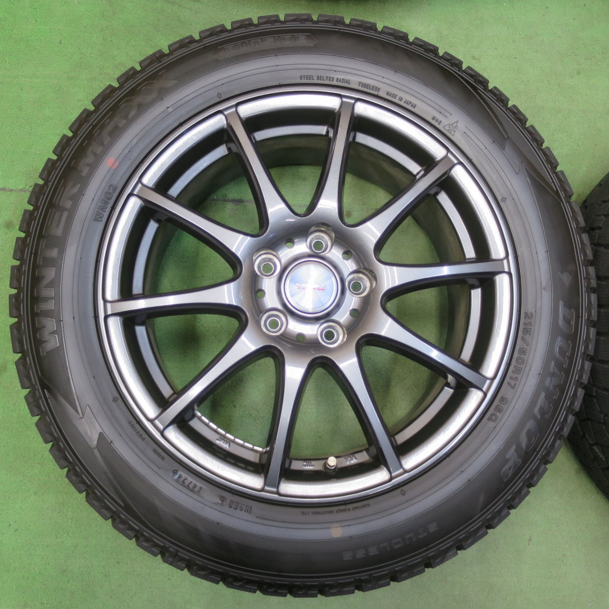 バリ溝！24年！キレイ！ほぼ10分★スタッドレス 215/60R17 ダンロップ ウインターマックス WM02 VELVA CHARGE ヴェルヴァ 17インチ PCD114.3/5H★5122211イス