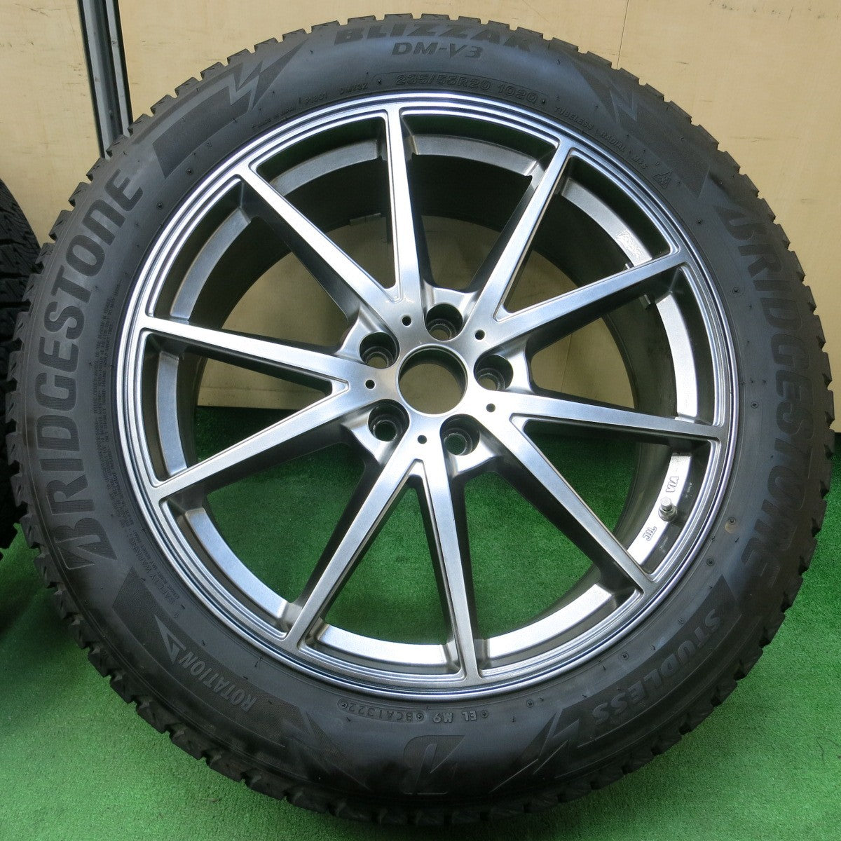 *送料無料* センサー付！バリ溝！22年！綺麗！9.5分★レクサス等 235/55R20 スタッドレス ブリヂストン ブリザック DM-V3 阿部商会 LF SPORT LF2 PCD114.3/5H★4041308イス