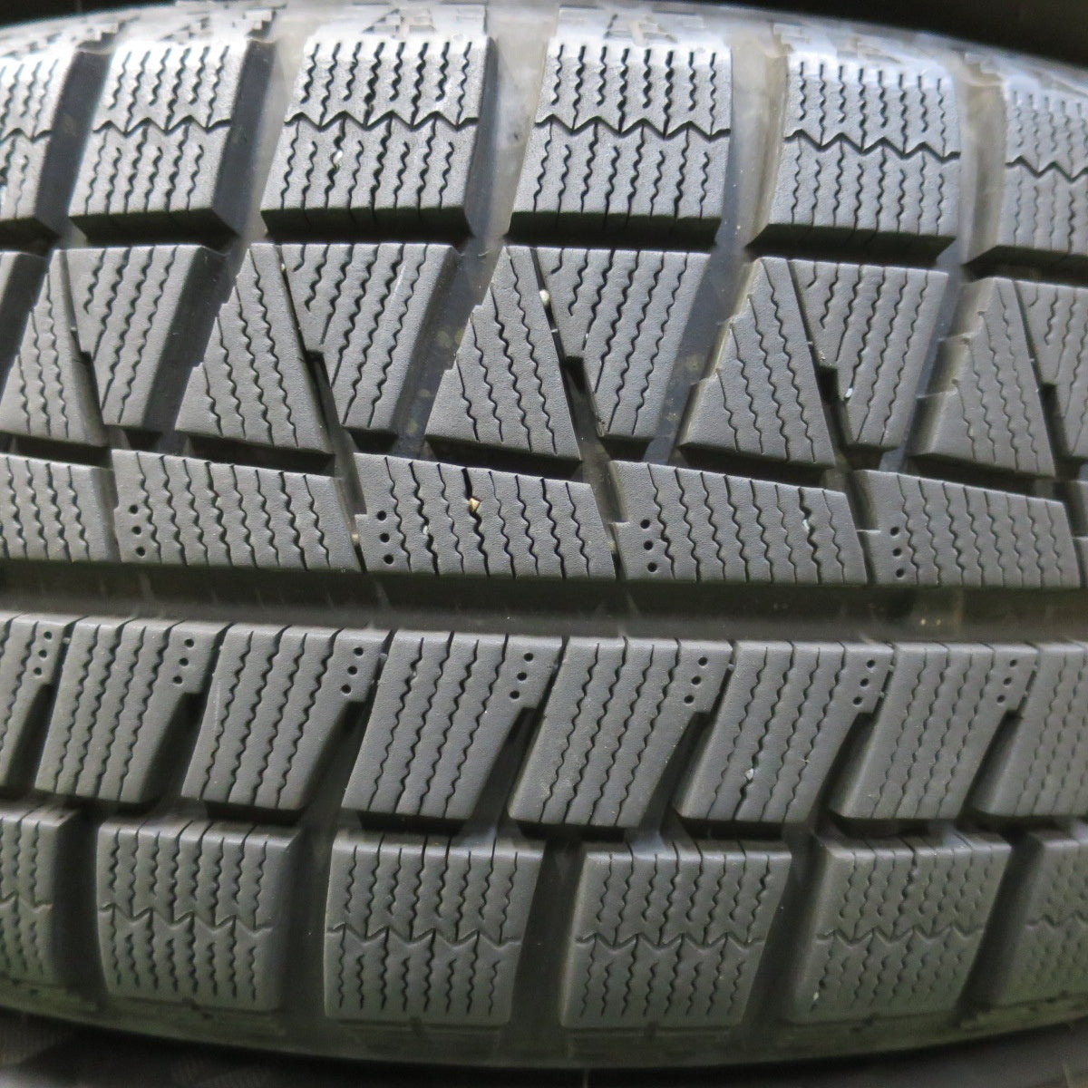バリ溝！23年！キレイ！9.5分★スタッドレス 205/60R16 ブリヂストン アイスパートナー2 BALMINUM バルミナ 16インチ PCD114.3/5H★5112708イス