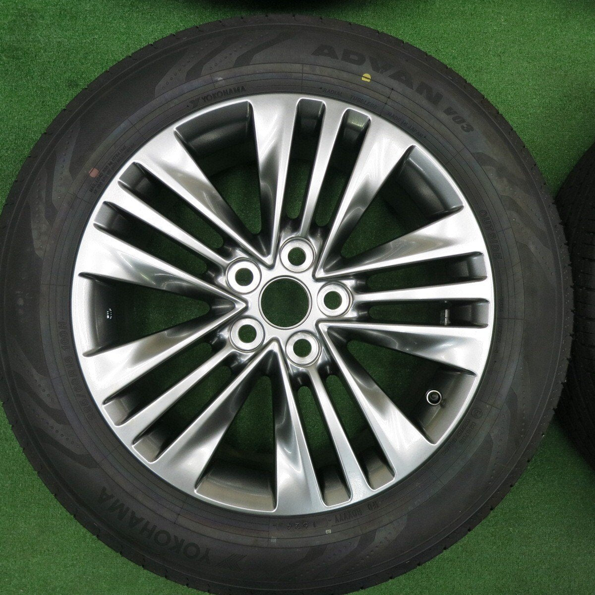 新車外し 24年★トヨタ 40系 アルファード ヴェルファイア 純正 225/60R18 ヨコハマ アドバン V03 PCD120/5H★4112701TNノ