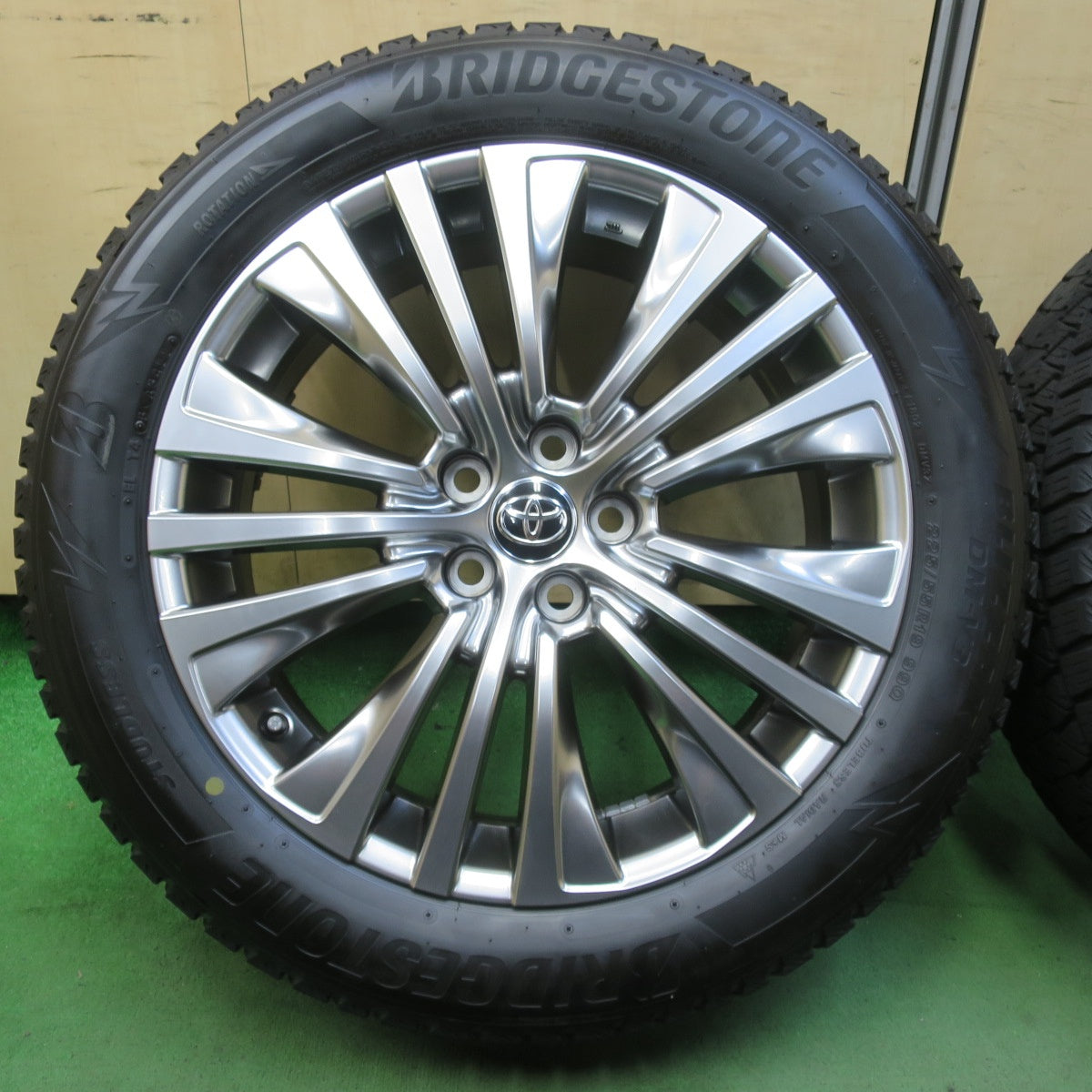 バリ溝！22年！キレイ！9分★トヨタ 80系 ハリアー Zグレード 純正 225/55R19 スタッドレス ブリヂストン ブリザック DM-V3 19インチ PCD114.3/5H★5081101イス