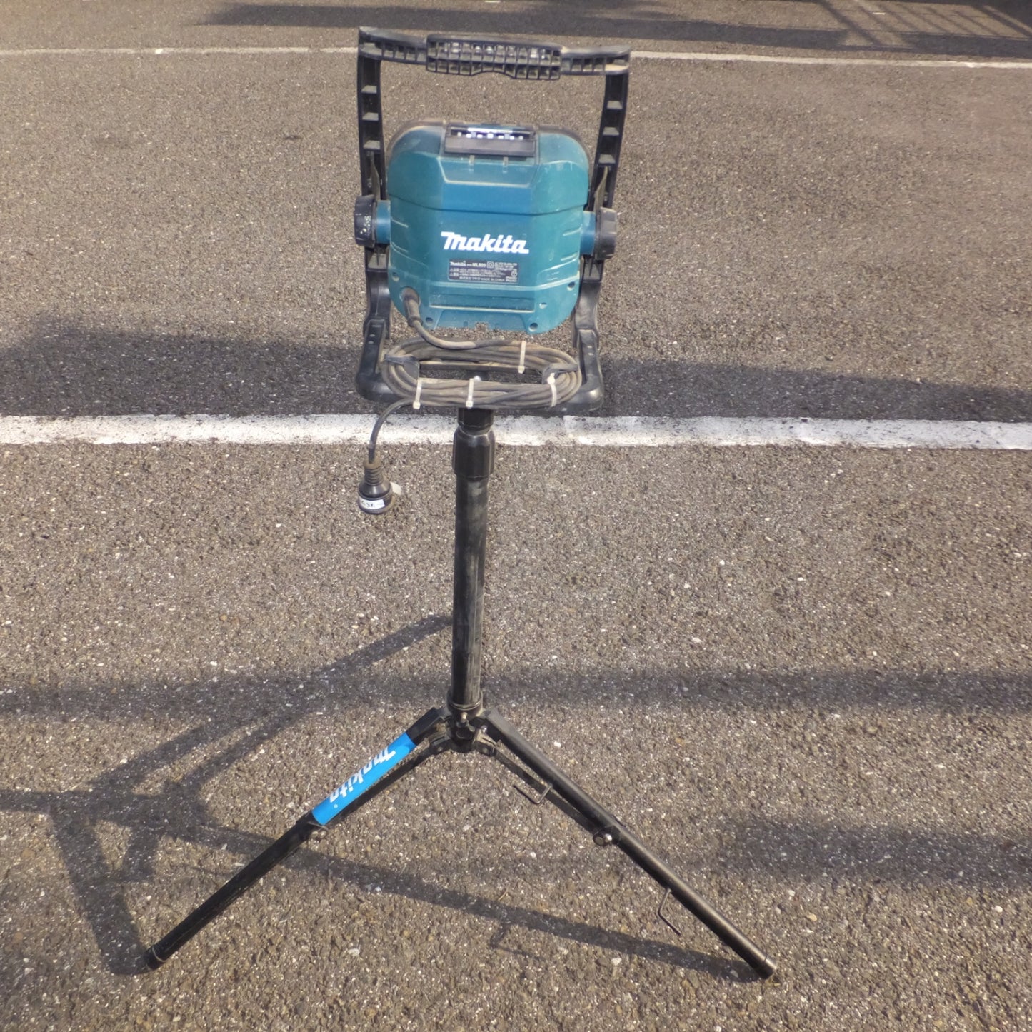 [送料無料] ★マキタ makita 充電式LEDスタンドライト ML805 AC100V 14.4V/18V 本体のみ　三脚 セット★