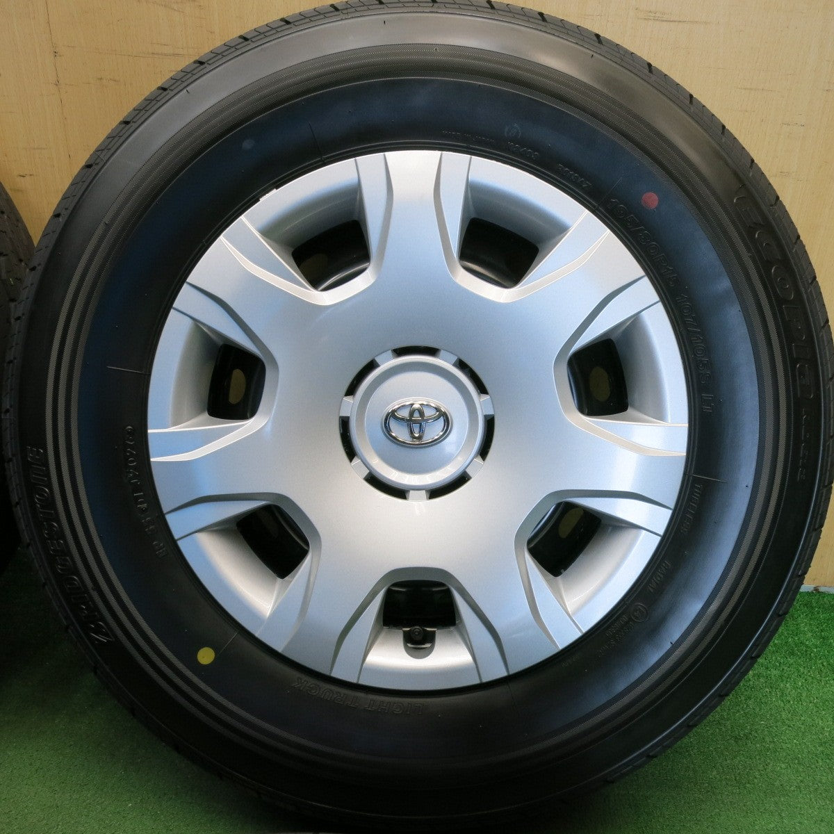 新車外し！26年◎トヨタ 200系 ハイエース 純正 スチール 195/80R15 107/105S ブリヂストン エコピア RD613 15インチ PCD139.7/6H◎6081601HAノ