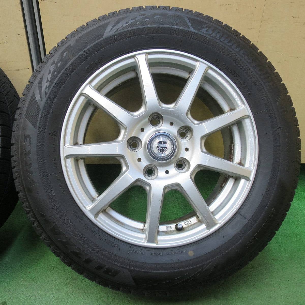 バリ溝！21年！8.5分★スタッドレス 195/65R15 ブリヂストン ブリザック VRX3 VOLGA ヴォルガ 15インチ PCD114.3/5H★5122914イス