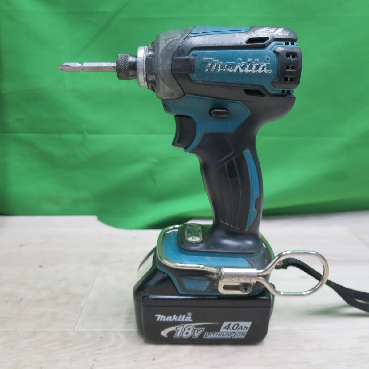 [送料無料] バッテリー2個！付属品付☆マキタ 充電式 インパクトドライバ TD147D 電動 工具 充電器 DC18RC バッテリー BL1840 BL1830☆