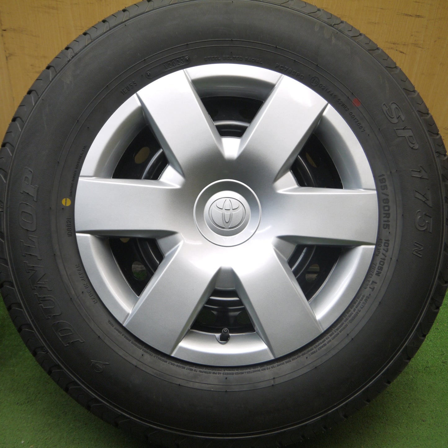 *送料無料* 新車外し！23年★トヨタ 200系 ハイエース 純正 スチール 195/80R15 107/105N ダンロップ SP175N 15インチ PCD139.7/6H★4062110Hノ