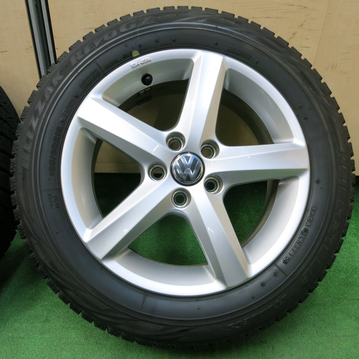 *送料無料* バリ溝！キレイ！8.5分★ワーゲン ポロ 純正 BORBET 185/60R15 スタッドレス ブリヂストン ブリザック REVO GZ ボルベット PCD100/5H★4052005イス