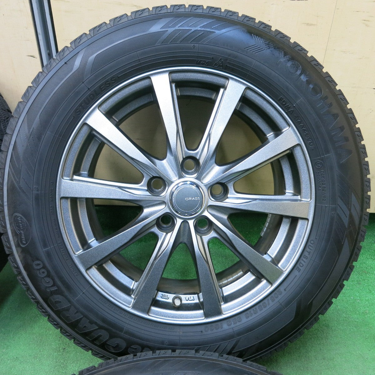 [送料無料] バリ溝！20年！キレイ！9.5分★スタッドレス 205/65R16 ヨコハマ アイスガード iG60 GRASS グラス 16インチ PCD114.3/5H★4111910SYス