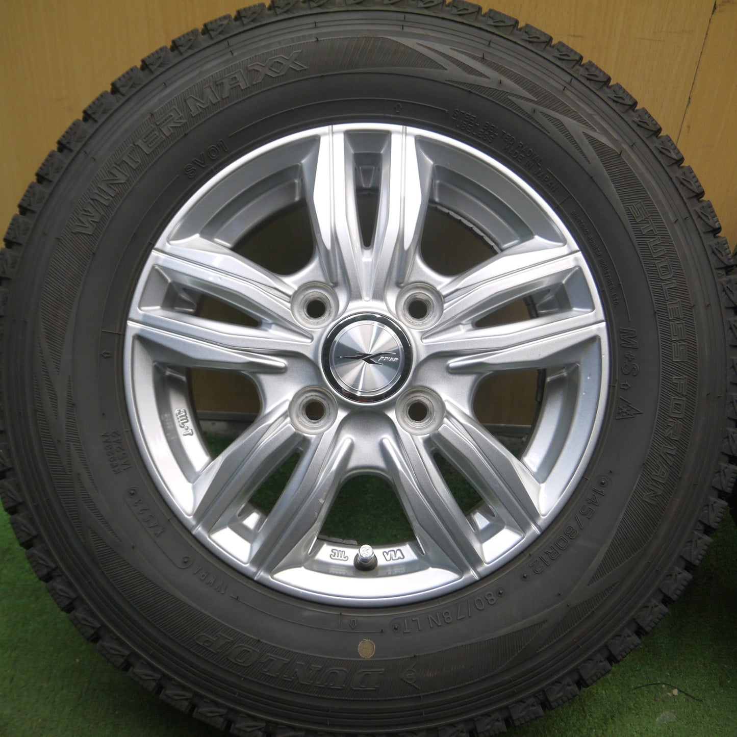 *送料無料* バリ溝！23年！キレイ！9.5分以上★スタッドレス 145/80R12 80/78N ダンロップ ウインターマックス SV01 JOKER ジョーカー PCD100/4H★4041504Hス