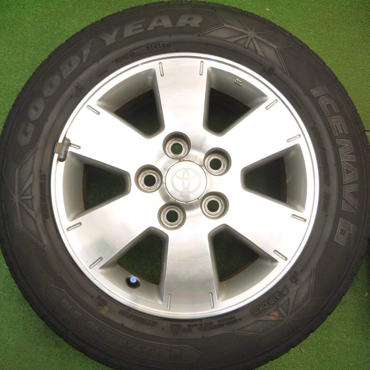 4本価格★トヨタ ノア ヴォクシー 純正 195/65R15 スタッドレス グッドイヤー アイスナビ6 15インチ PCD114.3/5H★5011411Hス
