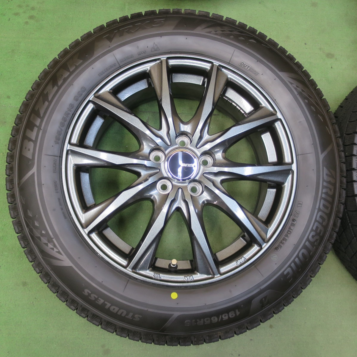 ほぼ未使用！25年★ライズ ロッキー 等 195/65R16 スタッドレス ブリヂストン ブリザック VRX3 D.O.S. DOS 16インチ PCD100/5H★6033103イス