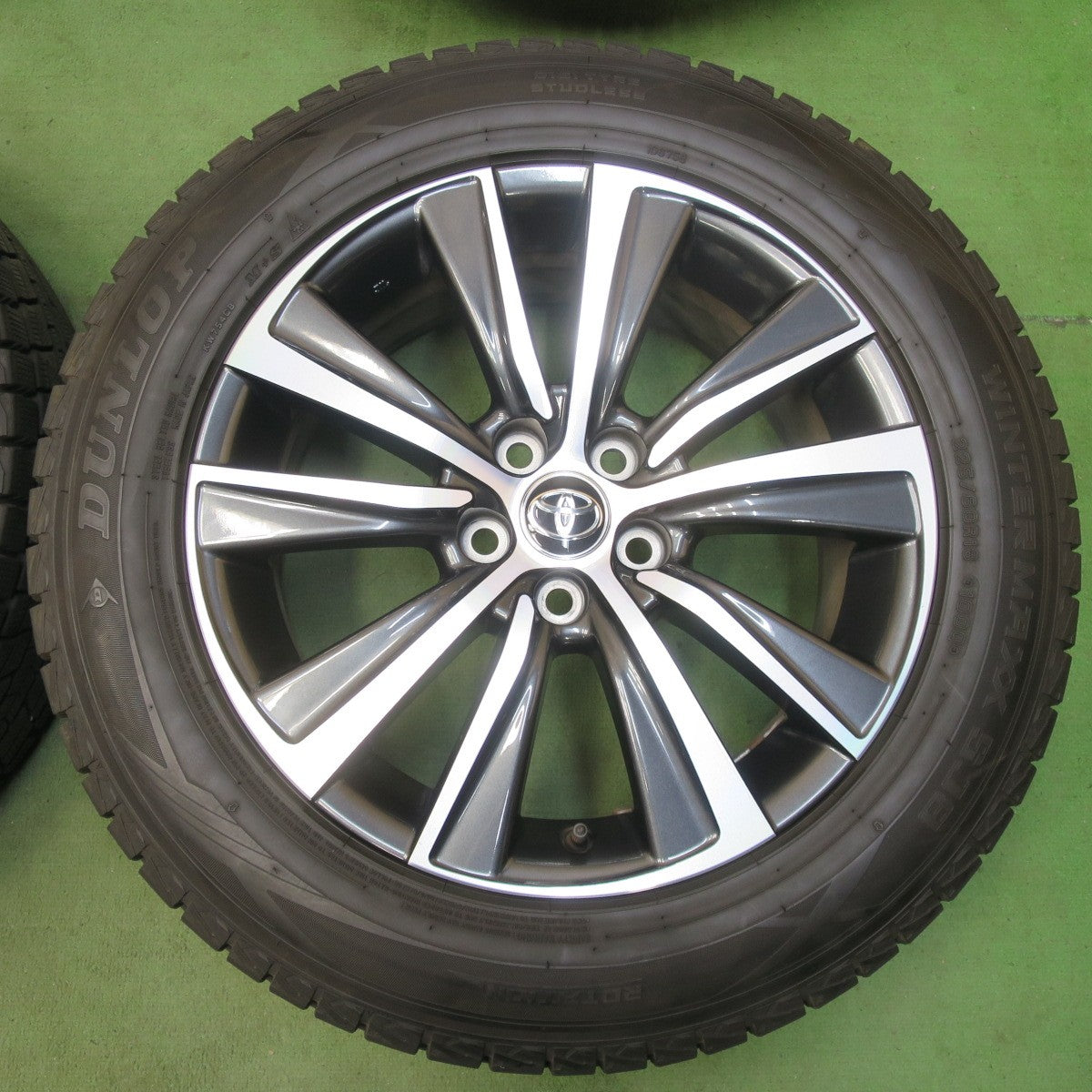 バリ溝！キレイ！9分★トヨタ 80系 ハリアー Gグレード 純正 225/60R18 スタッドレス ダンロップ ウインターマックス SJ8 18インチ PCD114.3/5H★5122906イス