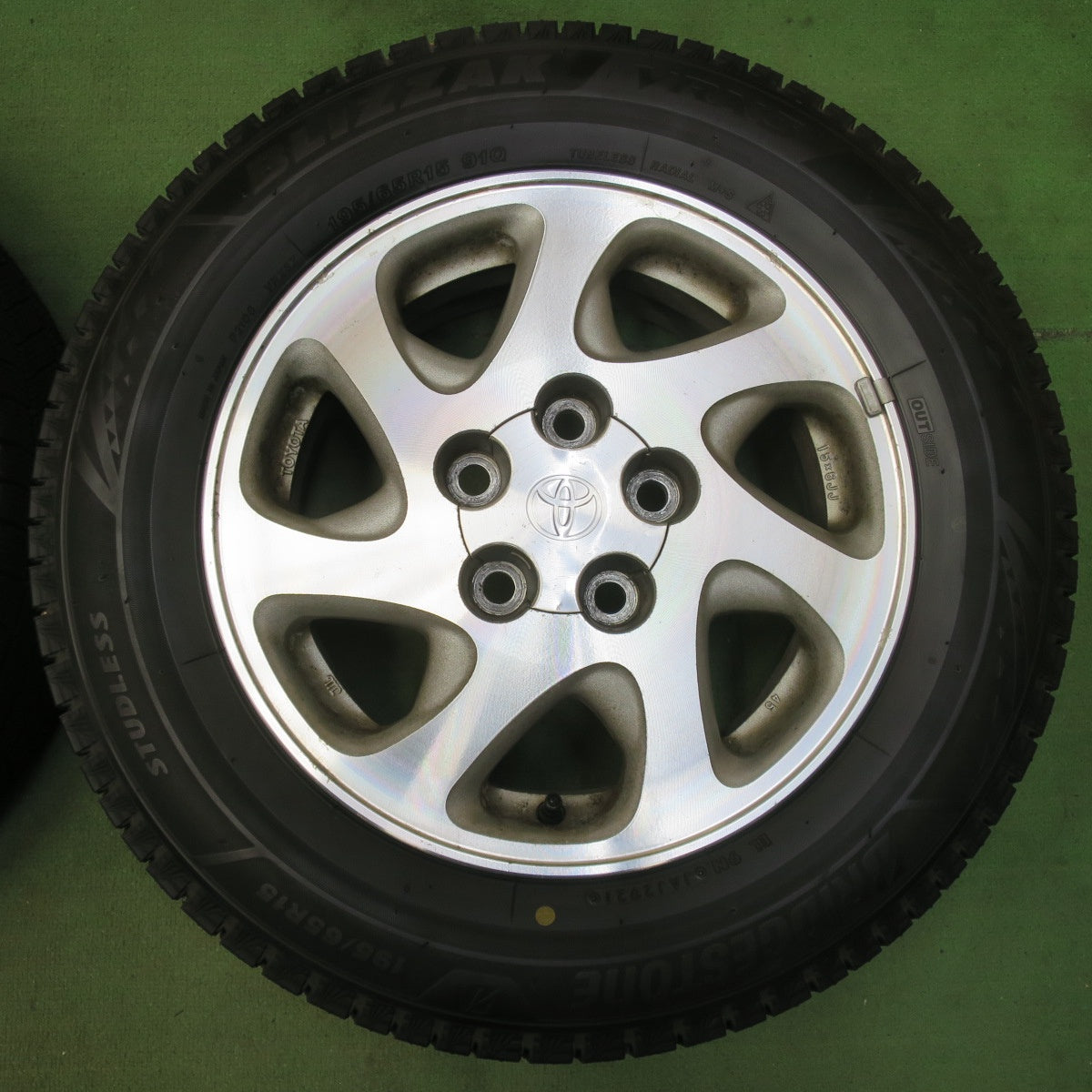 バリ溝！21年！9.5分★トヨタ カムリ グラシア 純正 195/65R15 スタッドレス ブリヂストン ブリザック VRX3 15インチ PCD114.3/5H★5103108イス