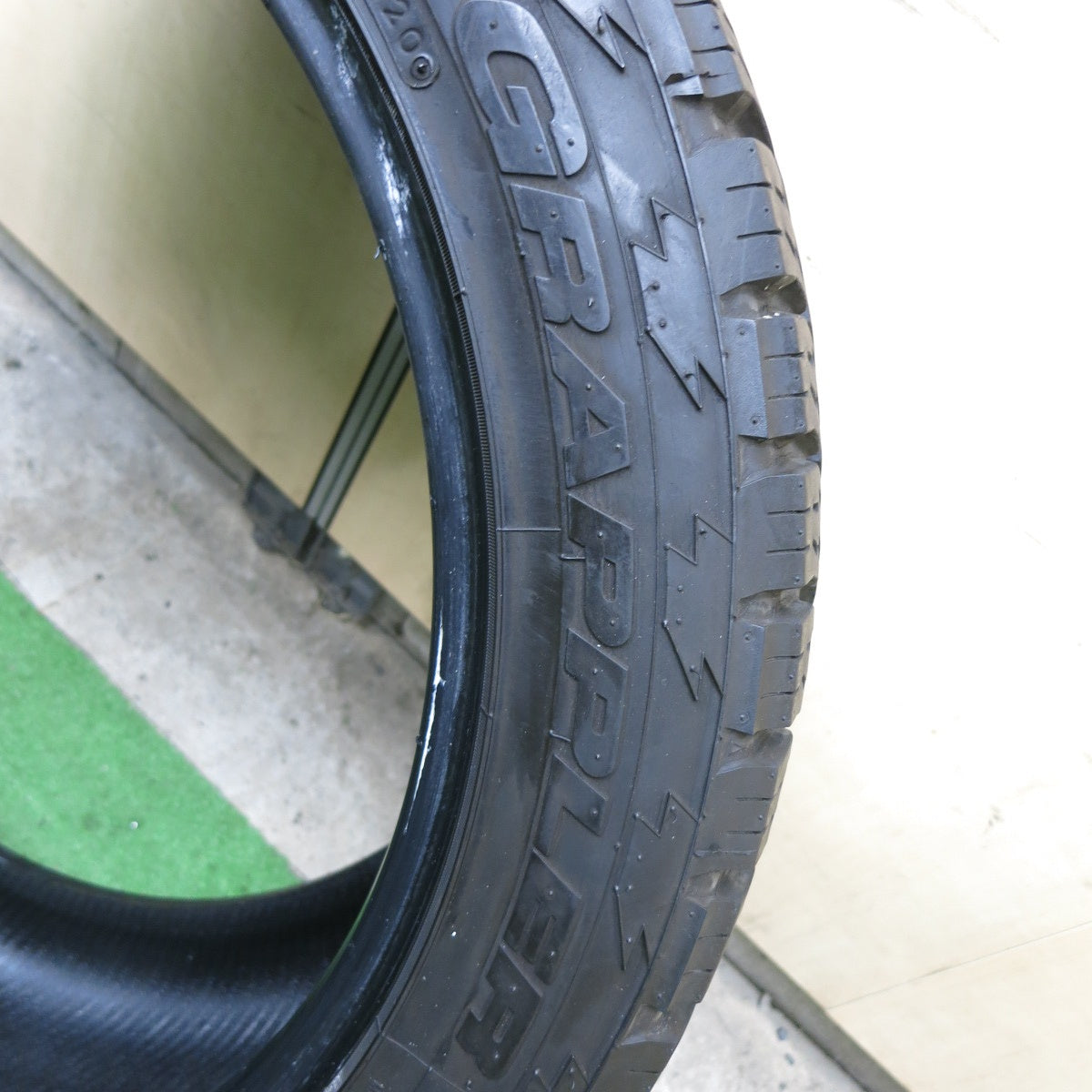 バリ溝！9分！1本★305/40R22 ニットー TERRA GRAPPLER ALL TERRAIN テラ グラップラー オールテレーン 22インチ ランクル 等★5110501ナノタ