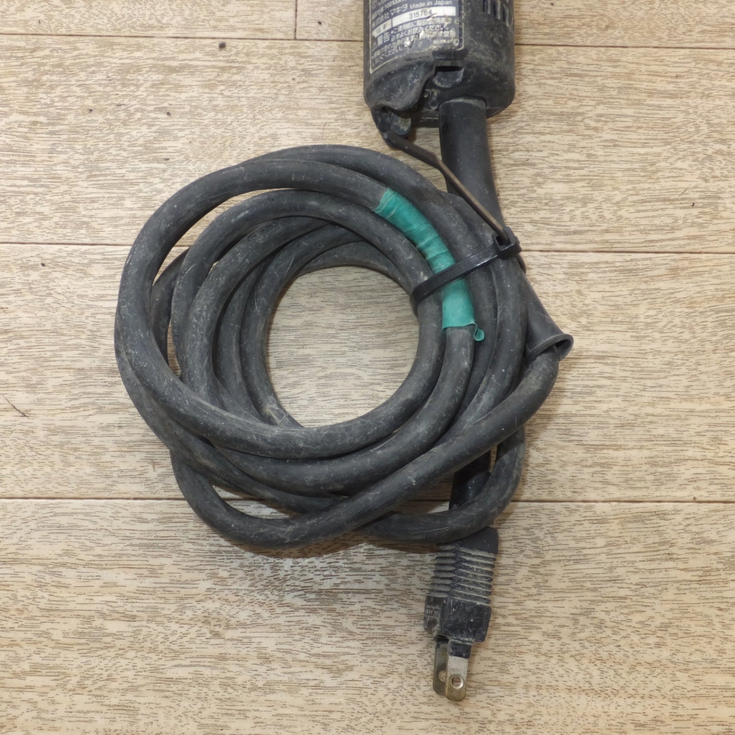 [送料無料] 現状品★マキタ makita 100mm ディスクグラインダ 9533B　100V～ 7.4A 50-60Hz 720W★