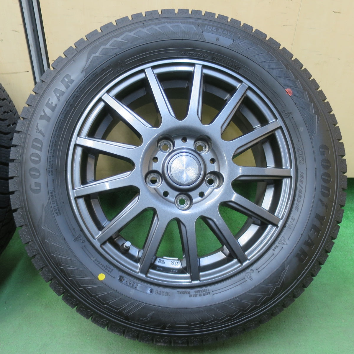 バリ溝！24年！キレイ！ほぼ10分★スタッドレス 195/65R15 グッドイヤー アイスナビ8 VELVA IGOR ヴェルヴァ イゴール 15インチ PCD114.3/5H★5111407イス