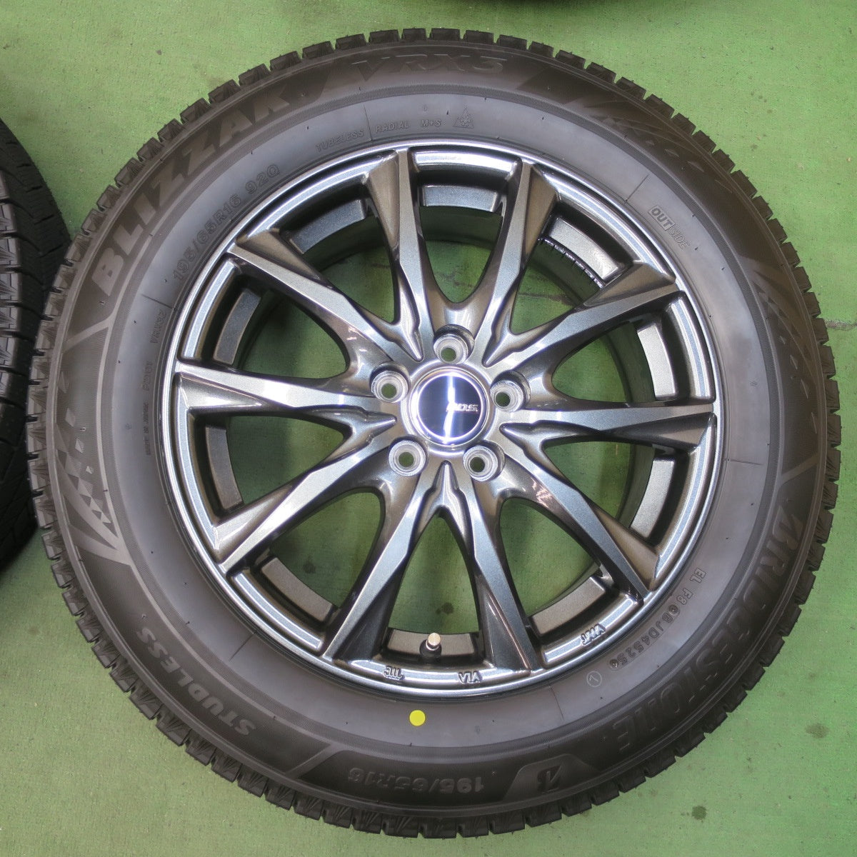 ほぼ未使用！25年★ライズ ロッキー 等 195/65R16 スタッドレス ブリヂストン ブリザック VRX3 D.O.S. DOS 16インチ PCD100/5H★6033103イス
