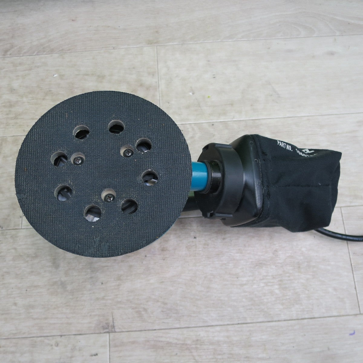 [送料無料] キレイ！付属品付き☆マキタ ランダム オービット サンダ 125mm 100V BO5030 サンディングディスク 付き 研磨 電動 工具☆