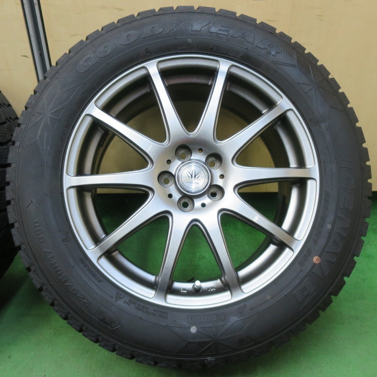 バリ溝！キレイ！9.5分以上★フォレスター 等 LOXARNY SPORT BADX 225/60R17 スタッドレス グッドイヤー アイスナビ6 ロクサーニ 17インチ PCD100/5H★5011301イス