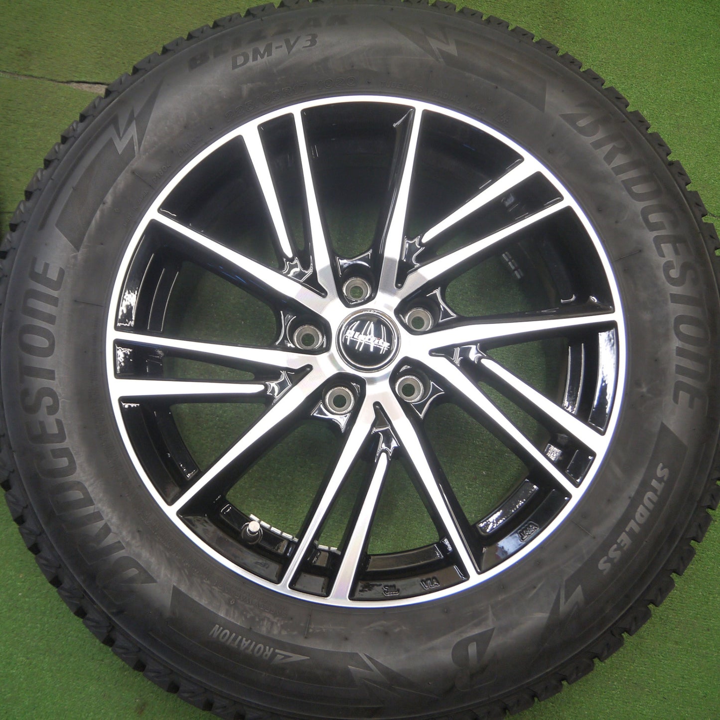 [送料無料] バリ溝！21年！キレイ！9.5分★スタッドレス 225/65R17 ブリヂストン ブリザック DM-V3 Laffite LW-06 ラフィット 17インチ PCD114.3/5H★5022805Hス