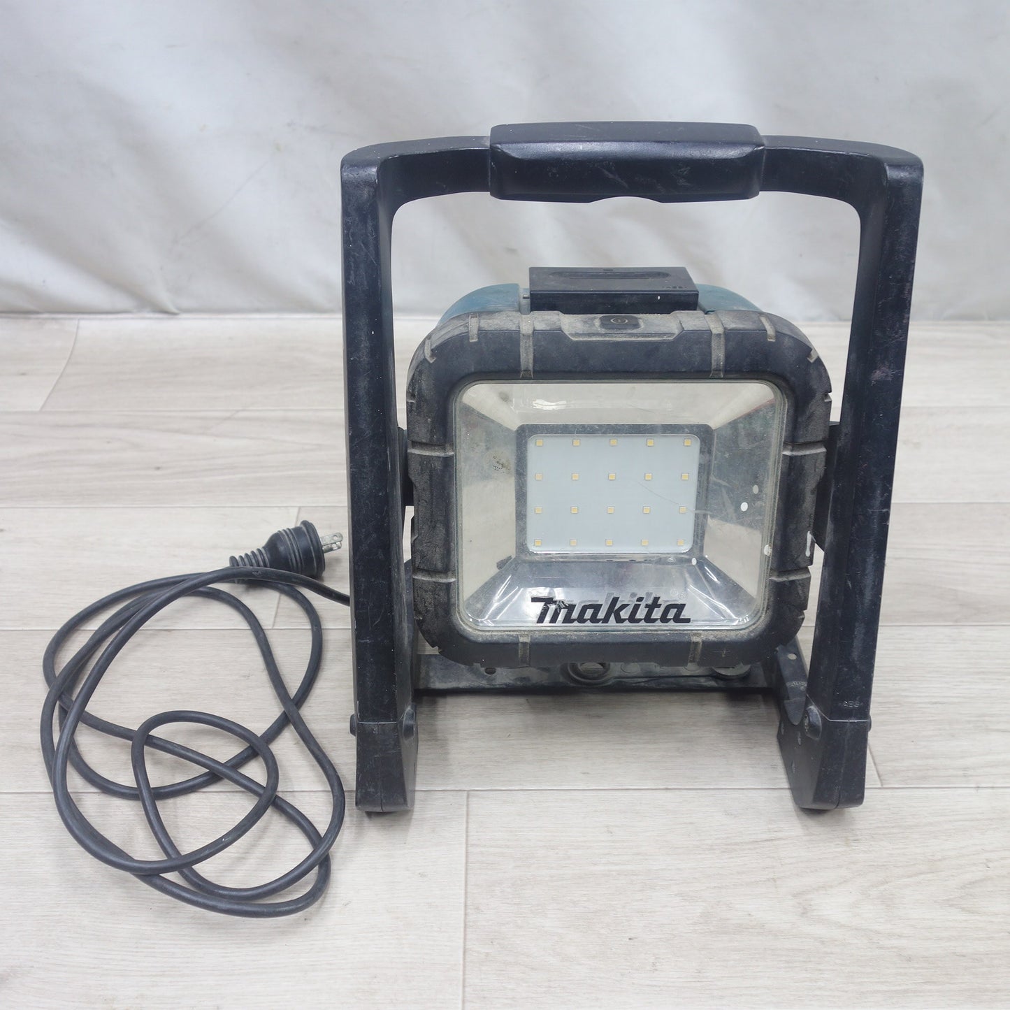 [送料無料] ◆マキタ 充電式 LED スタンド ライト ML805 作業灯 ワーク ライト ランプ 投光器 現場 照明 18V バッテリー BL1830B 100V makita◆